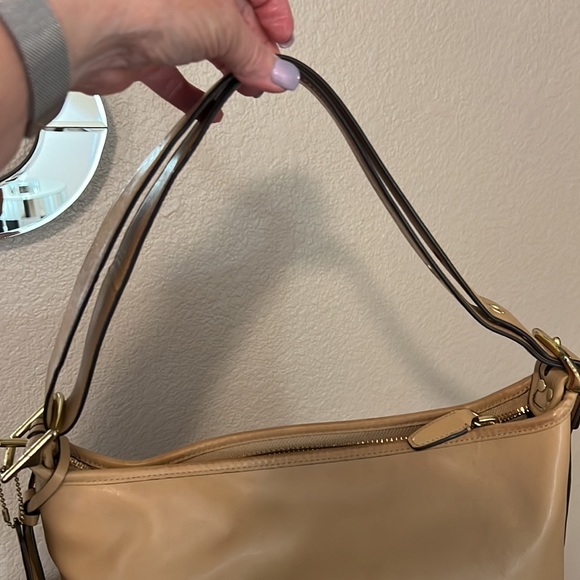 Gorgeous Coach Leather Hobo bag in a camel color. Zip closure, side zip pocket. - Picture 4 of 13